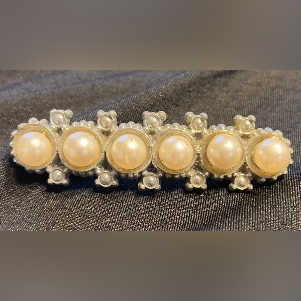 Vintage Pearl and Silver brooch/pin.